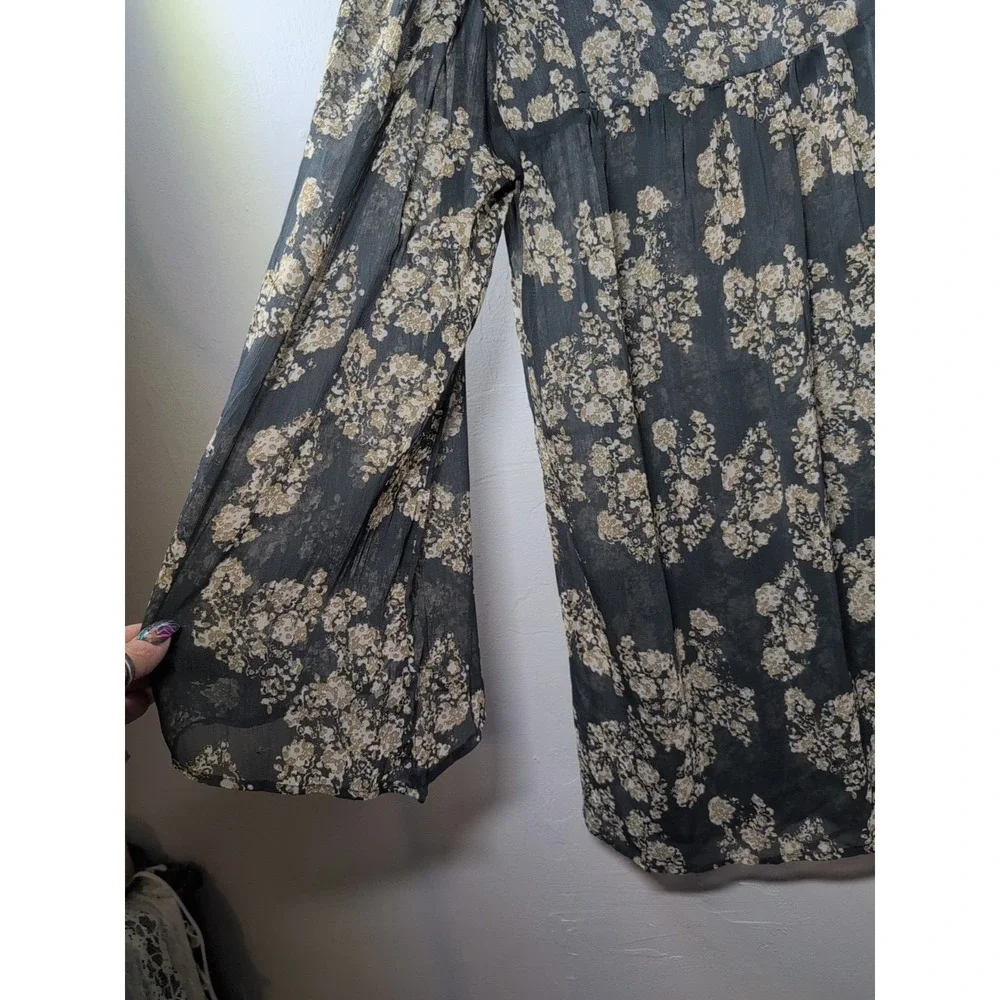 Fire Los Angeles Blouse Women's Large‎ Grey Floral Semi-Sheer Blouse